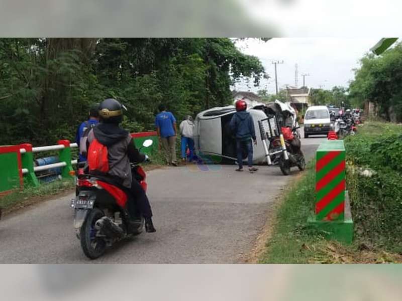 Pecah Ban, Mobil Vios di Balen, Bojonegoro, Tabrak Tembok Jembatan dan Motor hingga Terguling