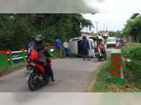 Pecah Ban, Mobil Vios di Balen, Bojonegoro, Tabrak Tembok Jembatan dan Motor hingga Terguling