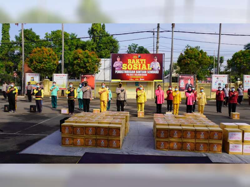 Polres Bojonegoro Bagikan Ratusan Paket Sembako pada Tenaga Kesehatan COVID-19