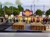 Polres Bojonegoro Bagikan Ratusan Paket Sembako pada Tenaga Kesehatan COVID-19