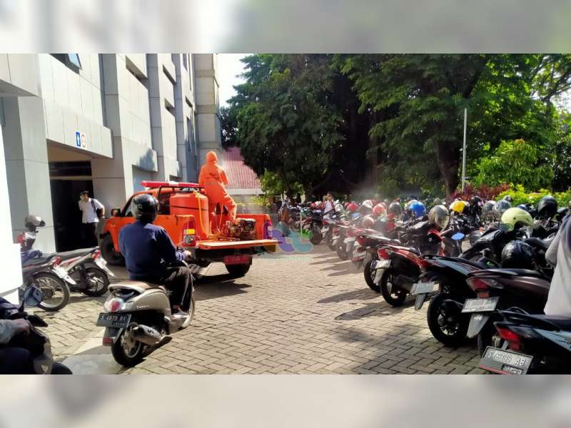 Kasus COVID-19 di Bojonegoro Meningkat, Petugas Gabungan Laksanakan Penyemprotan Disinfektan