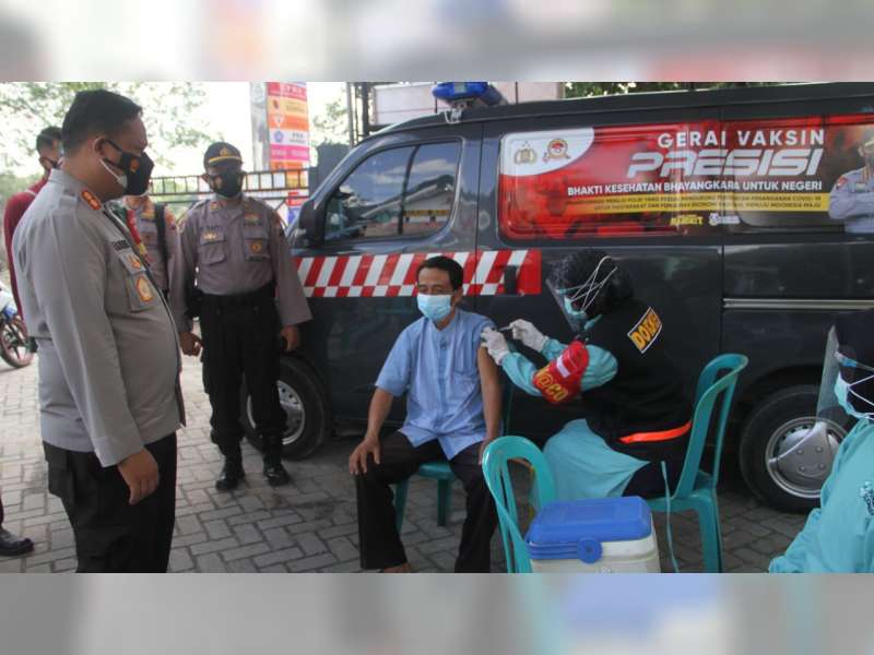 Usai Dilaunching, Mobil Vaksin Polres Bojonegoro Layani Masyarakat Sugihwaras dan Kanor