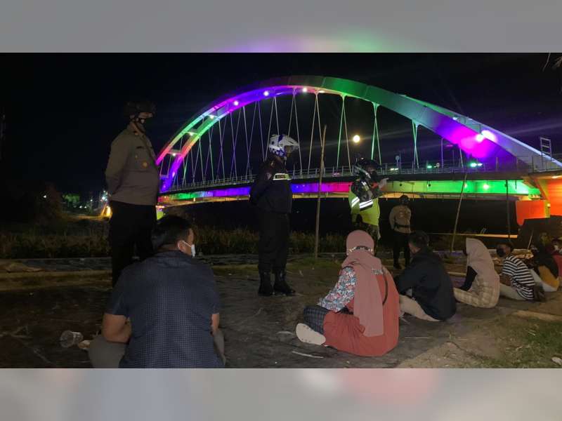 Hari Pertama PPKM Darurat, Aparat Gabungan Bubarkan Kerumunan Warga di Kota Bojonegoro