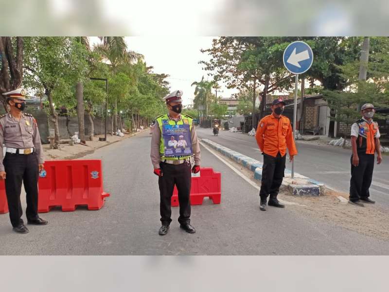 PPKM Darurat, Polisi Lakukan Pembatasan Sejumlah Ruas Jalan di Kota Bojonegoro