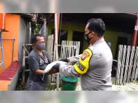 Kapolres Bojonegoro Salurkan Bantuan pada Warga Terdampak PPKM Darurat