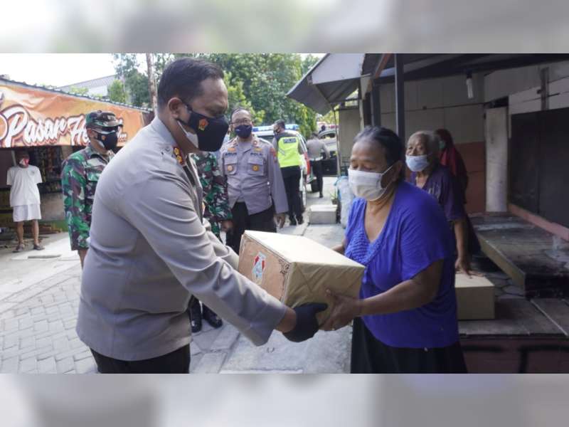 Polres Bojonegoro Bersama Forkopimda Salurkan Bantuan Sembako pada Warga Tidak Mampu