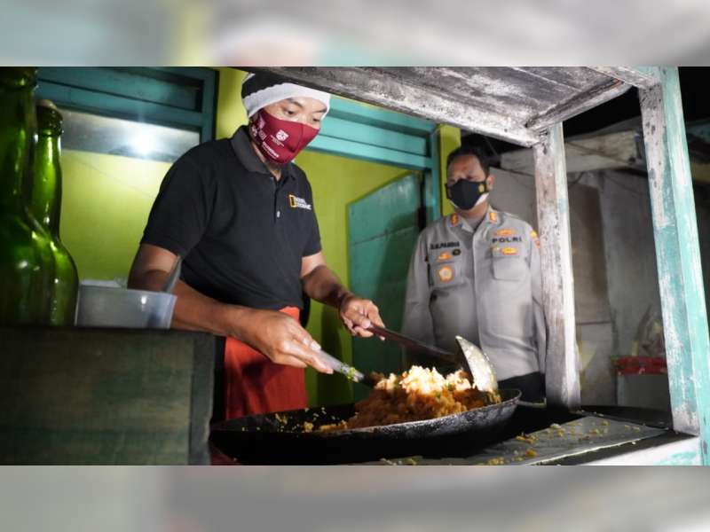 Polisi Bojonegoro Borong Nasi Goreng untuk Dibagikan pada Warga
