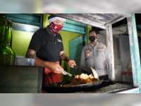 Polisi Bojonegoro Borong Nasi Goreng untuk Dibagikan pada Warga