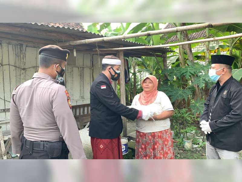 Polisi Bojonegoro Bersama Toga dan Tomas Salurkan Bantuan pada Warga Terdampak PPKM Darurat