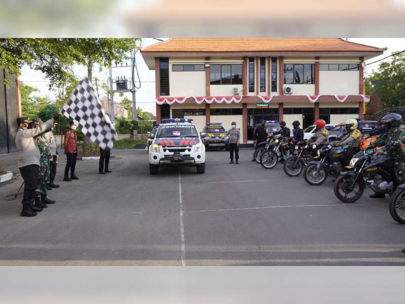 Kapolres bersama Dandim Bojonegoro Salurkan Bansos pada Warga Terdampak PPKM Darurat