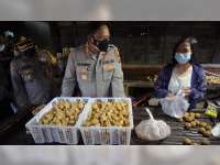 Aksi Kapolres Bojonegoro Borong Tahu Goreng di Saat PPKM Darurat