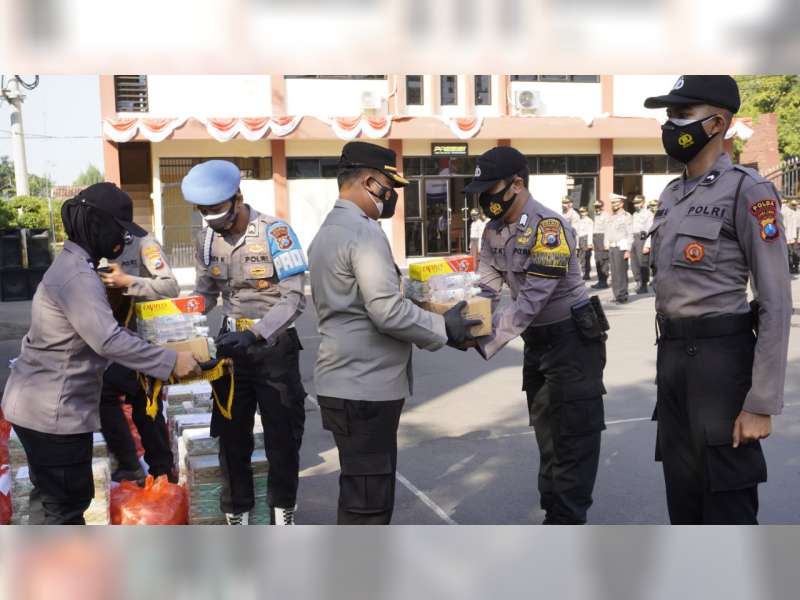 Tingkatkan Imun Anggota, Kapolres Bojonegoro Beri Bantuan Vitamin dan Suplemen