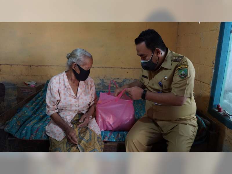 Datangi Rumah Warga, Bupati Blora Serahkan Bantuan pada Lansia Terdampak COVID-19