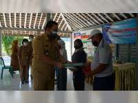 Pemkab Blora Serahkan Bantuan Jaring Pengaman Sosial untuk Warga Terdampak COVID-19