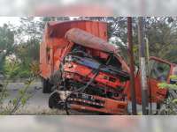 Diduga Pengemudi Mengantuk, Truk Boks Tabrak Truk Gandeng di Jalur Pantura Tuban