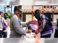 Polres Bojonegoro Salurkan Bantuan Sosial 3 Ton Beras pada Masyarakat Terdampak COVID-19