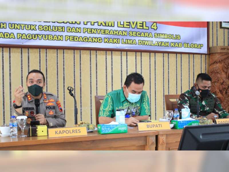 Forkopimda Blora Sosialisasi PPKM Level 4 Sambil Bagikan Bansos untuk Pedagang Kaki Lima