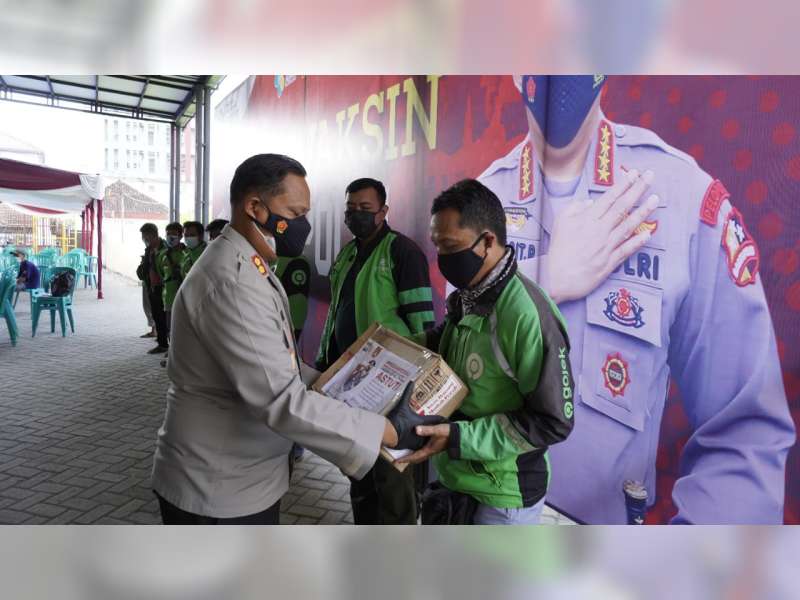 Kapolres Bojonegoro Serahkan Bantuan Sosial pada Pelaku UKM dan Ojek Online