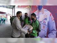 Kapolres Bojonegoro Serahkan Bantuan Sosial pada Pelaku UKM dan Ojek Online