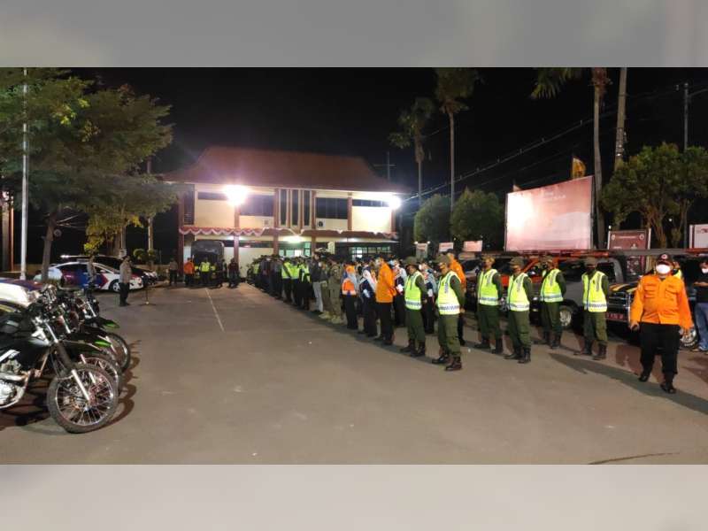 PPKM Level 4, Polres Bojonegoro Gelar Patroli Skala Besar Sambil Salurkan Bantuan Sosial