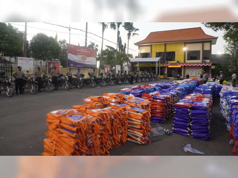 Polres Bojonegoro Kembali Salurkan Bansos 5.600 Paket Beras pada Warga Terdampak PPKM