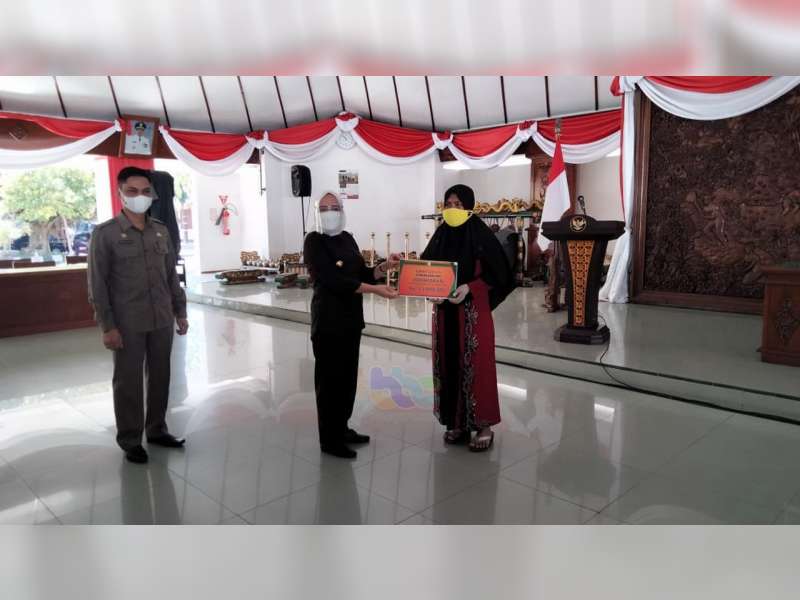 Bupati Bojonegoro Anna Muawanah Serahkan Santunan pada Korban Bencana