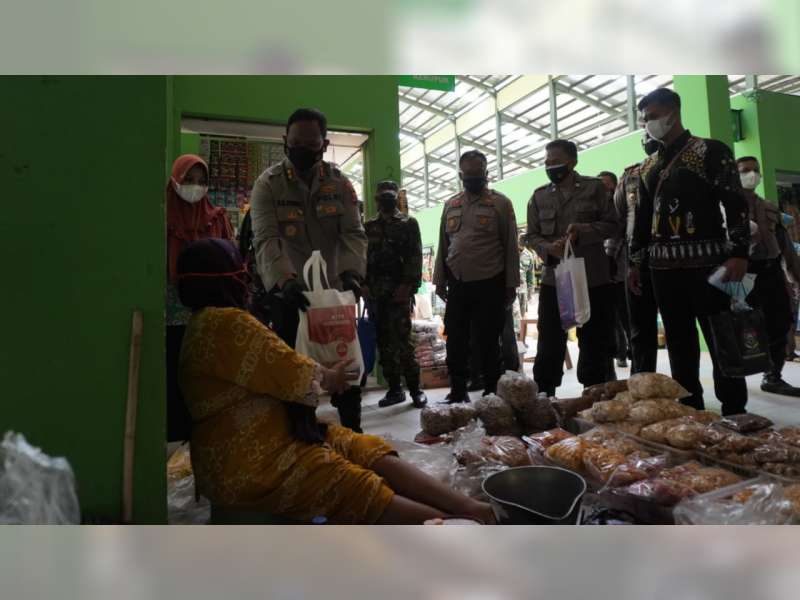 Kapolres Bojonegoro Salurkan Bantuan Paket Beras pada Pedagang dan Pelaku UKM