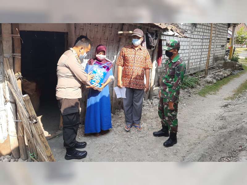 Polsek Sumberrejo, Bojonegoro, Salurkan Bantuan Sosial pada Warga Terdampak PPKM