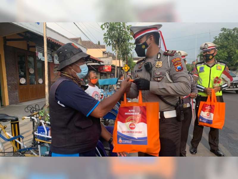 Sat Lantas Polres Bojonegoro Bagikan Paket Sembako pada Warga Terdampak PPKM