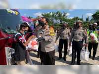 Polres Bojonegoro Salurkan Bantuan Sosial pada Komunitas Travel, Sopir, dan Ojek Online