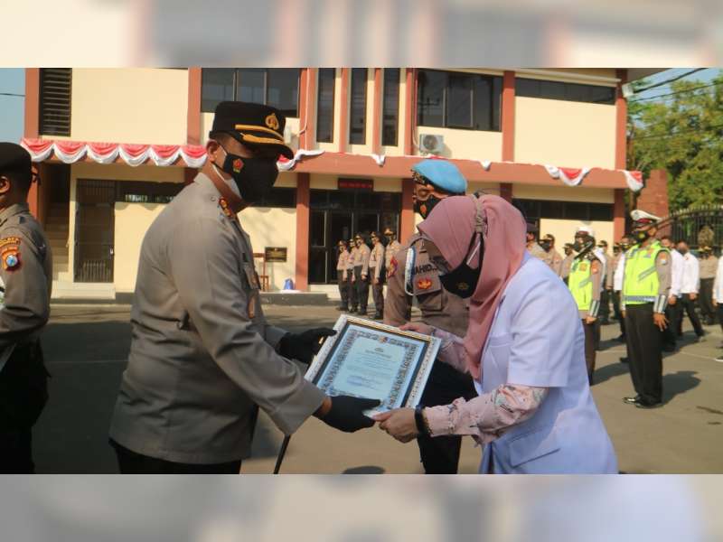 Kapolres Bojonegoro Beri Penghargaan pada Tenaga Kesehatan yang Berjuang Melawan COVID-19