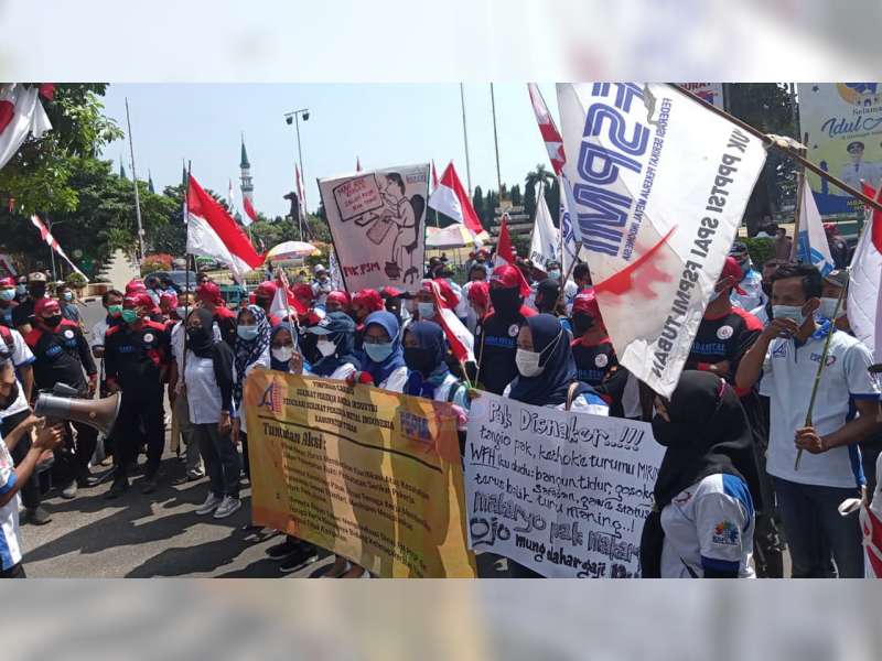 Gelar Unjuk Rasa, Puluhan Buruh Segel Kantor DPMPTSP dan Naker Kabupaten Tuban