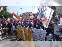 Gelar Unjuk Rasa, Puluhan Buruh Segel Kantor DPMPTSP dan Naker Kabupaten Tuban