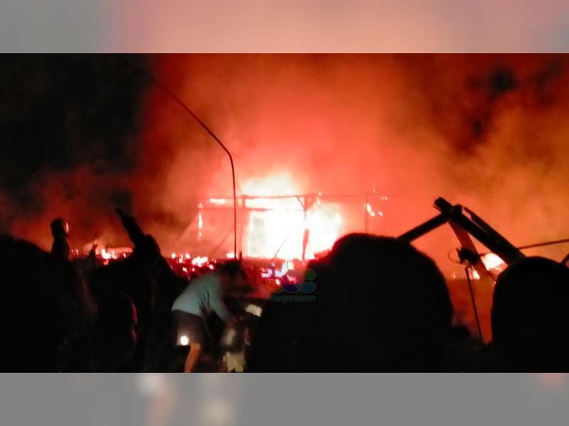 Diduga Akibat Puntung Rokok, 2 Rumah Warga Kanor, Bojonegoro, Terbakar, Kerugian Capai Rp 500 Juta