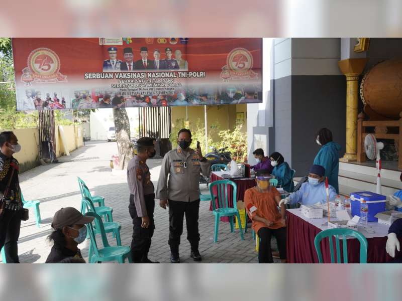 Ratusan Warga Antusias Ikuti Vaksinasi Corona Dosis Kedua di Polres Bojonegoro