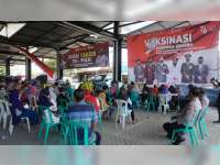 Polres Bojonegoro Gelar Vaksinasi Merdeka Semeru di Pasar Banjarejo