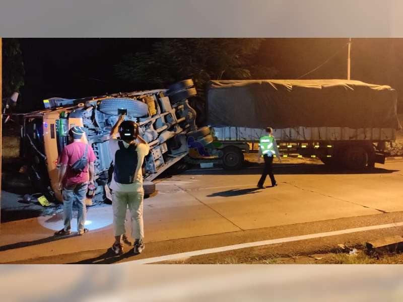 Truk Gandeng Terguling di Tuban, Seorang Penumpang Alami Luka Ringan