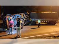 Truk Gandeng Terguling di Tuban, Seorang Penumpang Alami Luka Ringan