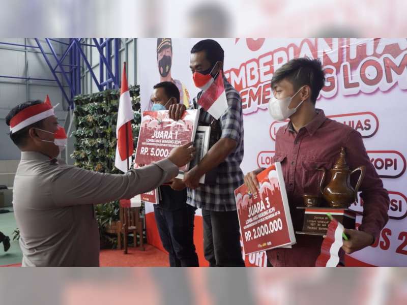 Kapolres Bojonegoro Serahkan Hadiah Pemenang Lomba Hias Dalam Rangka HUT Kemerdekaan RI
