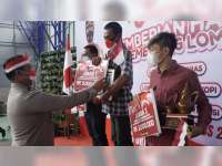Kapolres Bojonegoro Serahkan Hadiah Pemenang Lomba Hias Dalam Rangka HUT Kemerdekaan RI