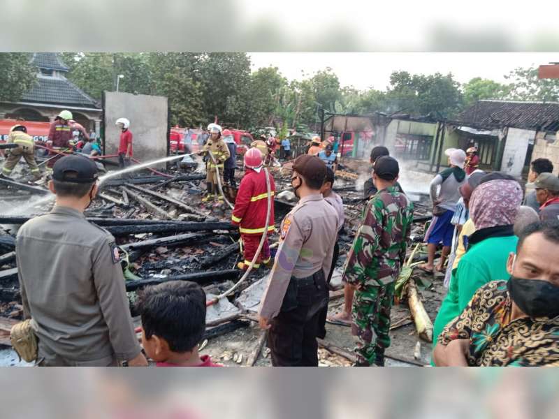 Diduga Korsleting Listrik, 6 Unit Rumah di Ngasem, Bojonegoro, Terbakar, Kerugian Rp 625 Juta