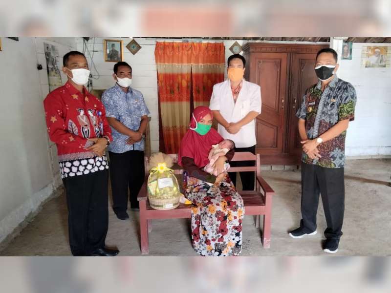 Lahir 17 Agustus 2021, Bayi Asal Temayang, Bojonegoro, Dapat Bingkisan dari Bupati