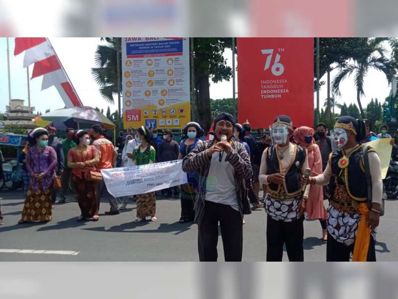 Puluhan Pekerja Seni Gelar Demo di Depan Kantor Pemkab Tuban, Tuntut Diberikan Izin Pentas