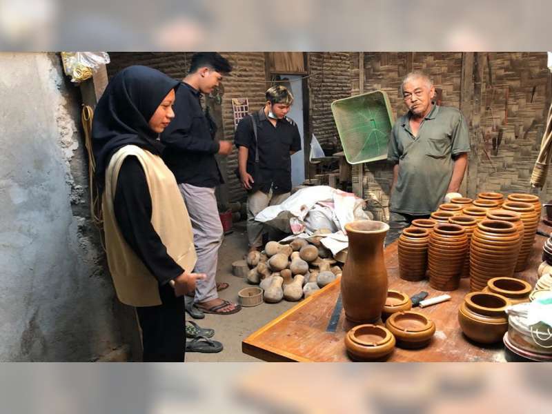 Di Tengah Pandemi COVID-19, Mahasiswa Bojonegoro Kenalkan Media Digital pada Pelaku UMKM