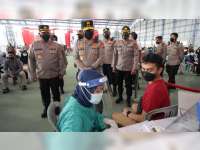 Lakukan Kunjungan di Bojonegoro, Kapolda Jatim Tinjau Vaksinasi Corona