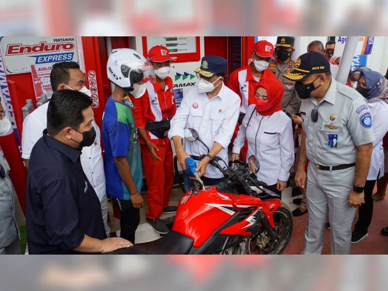 Menteri BUMN dan Menteri Perhubungan Layani Pembeli BBM di Pertashop di Desa Kapuan, Blora