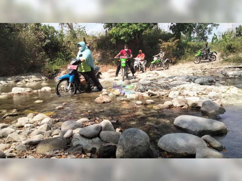 Perjuangan Tenaga Kesehatan di Temayang, Bojonegoro, Menuju Lokasi Vaksinasi di Dusun Terpencil