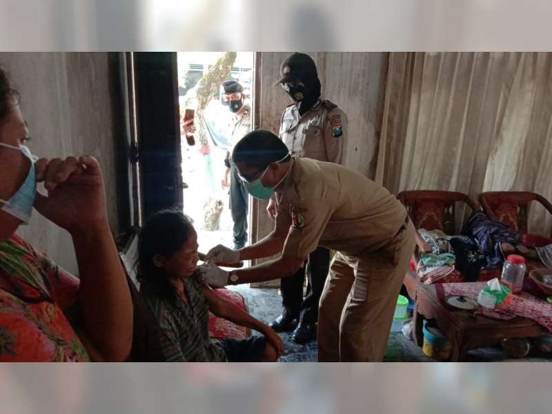 Polisi di Kapas, Bojonegoro, Kawal Vaksinasi bagi Penyandang Disabilitas dan ODGJ