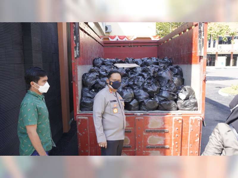 Pengusaha Blitar Beri Bantuan Warga Terdampak COVID-19 Melalui Polres Bojonegoro