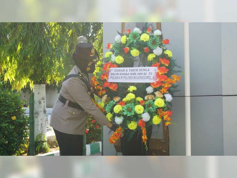 Peringati Hari Jadi Polwan Ke-73, Polisi Bojonegoro Ziarah ke Taman Makam Pahlawan